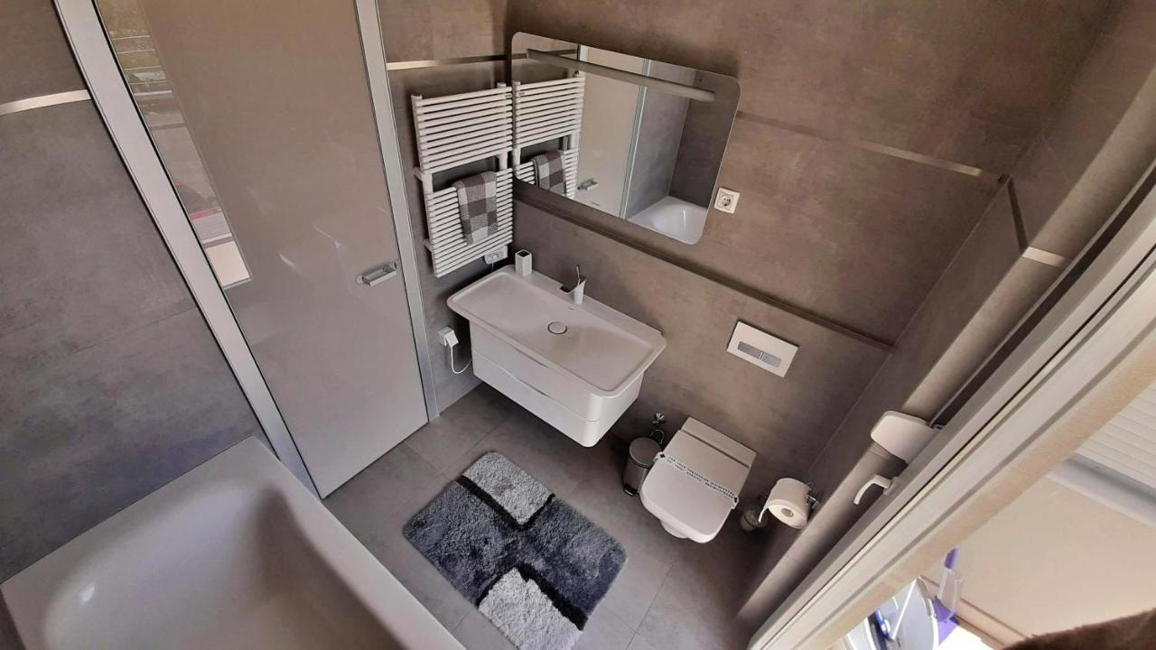 Apartment Iva Omis Bagian luar foto